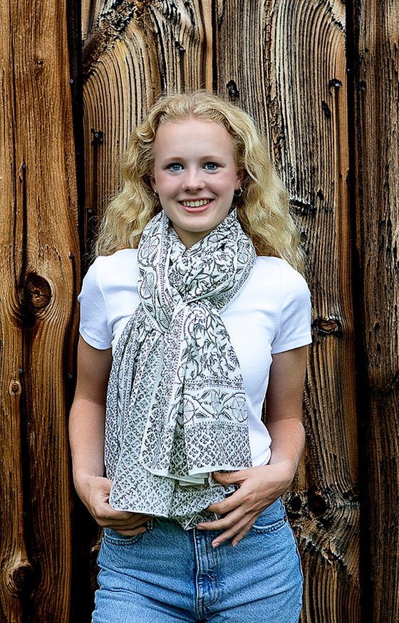 Sarong in Grey Vines